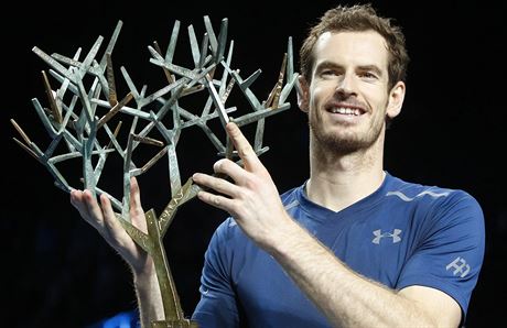 Britský tenista Andy Murray hrd pózuje s trofejí pro vítze turnaje v Paíi.
