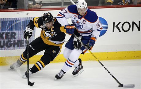 Sidney Crosby z Pittsburghu (vlevo) a Connor McDavid z Edmontonu bojuj o puk.