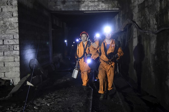 Po explozi plynu v ínském uhelném dole zahynulo vech 33 uvznných horník...