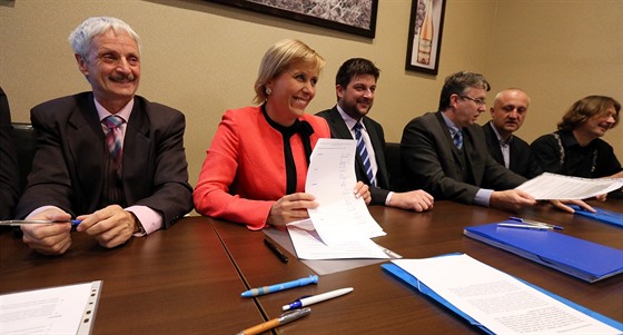 Podpis koaliční smlouvy.