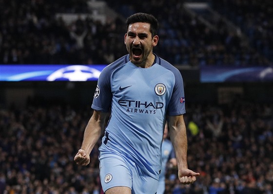 RADOST. Záloník Manchesteru City Ilkay Gündogan slaví vyrovnávací trefu do...