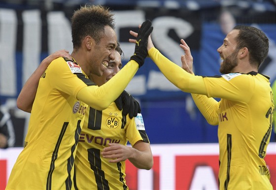 Gabonský útoník Dortmundu Pierre-Emerick Aubameyang pijímá gratulace k...