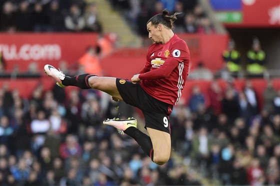 KLASICKÝ ZLATAN. Útoník Manchesteru slaví gól do sít Swansea.