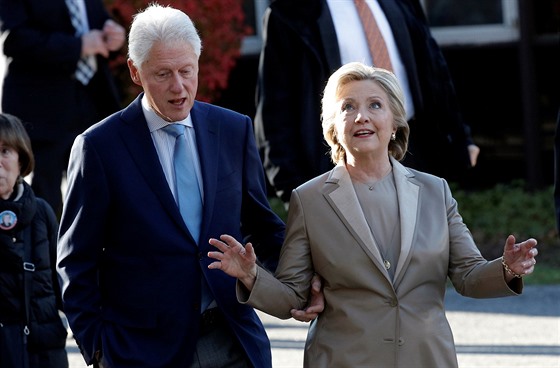 Nkdejí prezident USA Bill Clinton se svou manelkou Hillary (8. listopadu 2018)