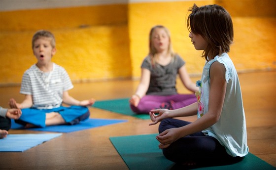 Hodina jógy pro děti od šesti do dvanácti let ve švýcarské Ženevě