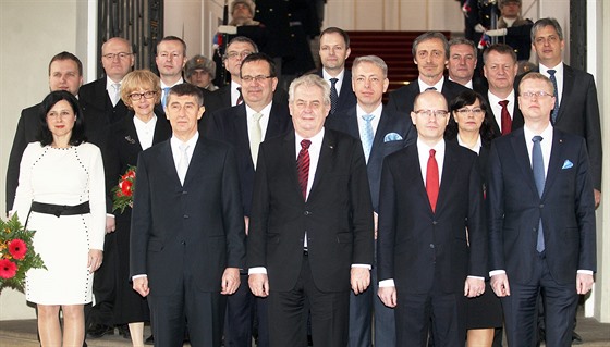 Ministi vlády premiéra Bohuslava Sobotky na spolené fotografii po jmenování...