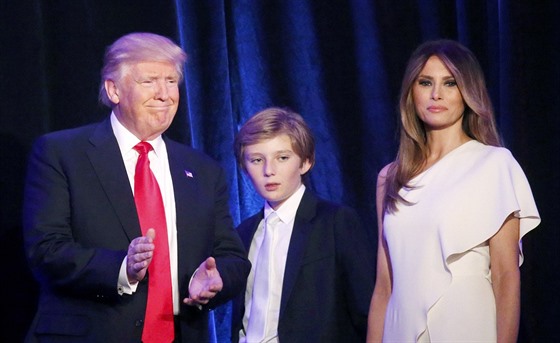 Donald Trump s manelkou Melanií a synem Barronem. (9. listopadu 2016)