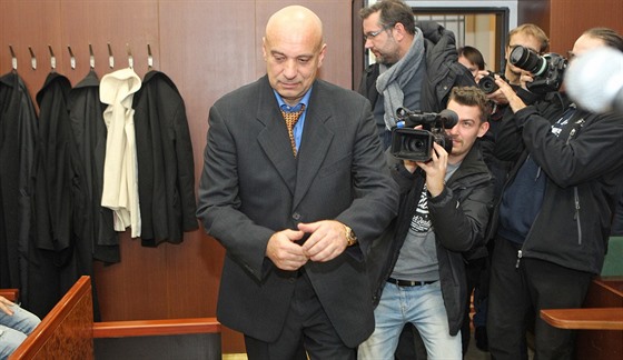 Obžalovaný Goran Boban přichází do jednací síně. (7. listopadu 12016)