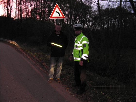 Krumlovtí policisté kontrolovali, jestli chodci mimo obec nosí reflexní prvky.