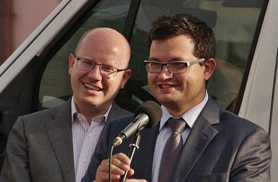 Poslanec SSD Jan Chvojka s premiérem Bohuslavem Sobotkou