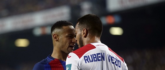 CHCE ELO? Barcelonský Neymar (vlevo) a Ruben Vezo z Granady bhem konfliktu v...