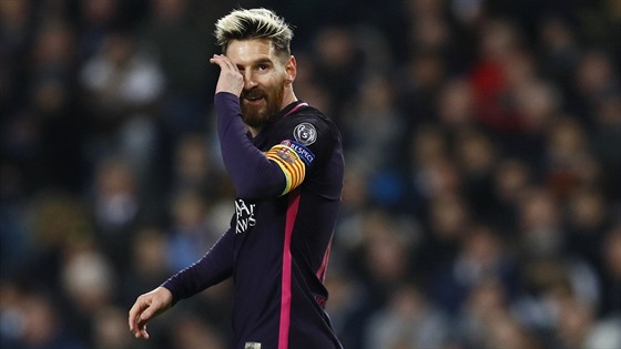 Zklamaný Lionel Messi z Barcelony po porážce v Lize mistrů na hřišti...