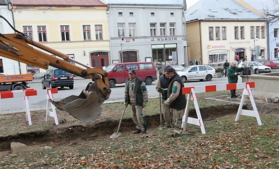 Při výkopových pracích na polenském Husově náměstí objevili dělníci podezřelý...