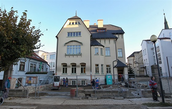 Tuto vilu v ulici Jana Masaryka dlouho zakrýval strom. Stavba pochází ze...