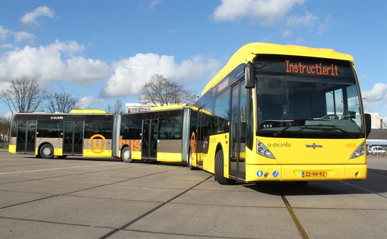 Autobusový dlouhán Van Hool AGG 300 měří 25 metrů.