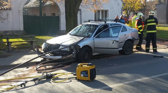 Kus zábradlí projel v Nehvizdech autem a jen tsn minul idiovu hlavu...