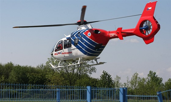 Vrtulník zdravotnické záchranné služby Olomouckého kraje u heliportu na...