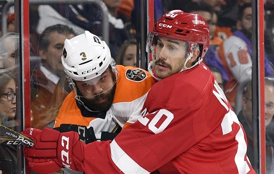 Drew Miller (vpravo) z Detroitu a Radko Gudas z Philadelphie bojují u mantinelu.