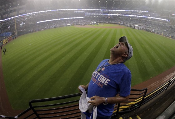 Fanouek baseballist Chicaga Cubs si vychutnává vítzství svého týmu ve...