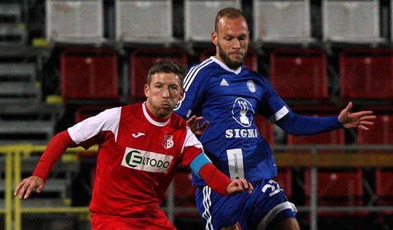 Jakub Petr (vpravo) z Olomouce pronásleduje Jana Martykána z Ústí nad Labem.