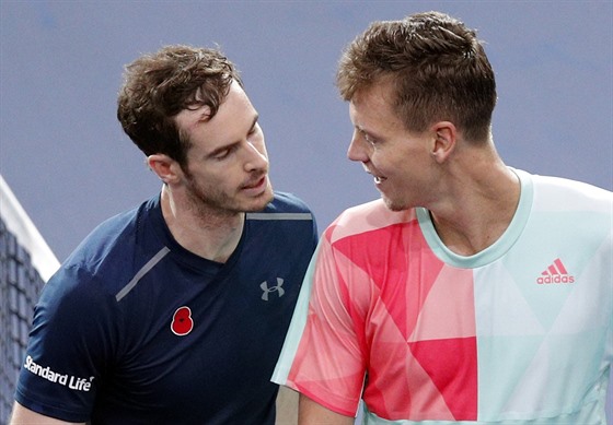 Andy Murray (vlevo) na turnaji v Paíi proel do semifinále, kdy pehrál...