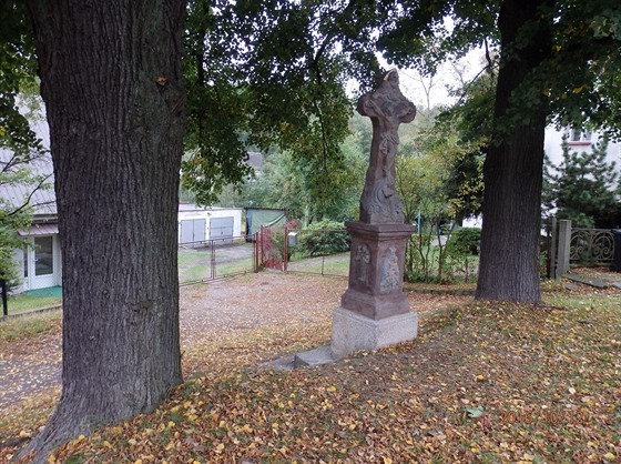 Přibližně třímetrový pískovcový kříž v Proseči stojí pod staletými lipami u...