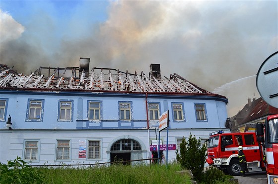 Požár Kounicova domu zaměstnal v květnu loňského roku desítky hasičů. Škoda se...