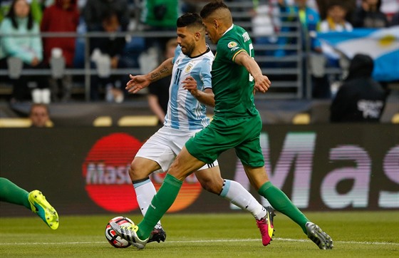 Nelson Cabrera z Bolívie (v zeleném) v reprezentaním zápase