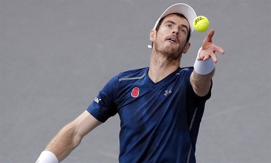 Britský tenista Andy Murray servíruje ve finále turnaje v Paíi.