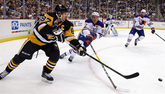 Sidney Crosby z Pittsburghu (s íslem 87) a Connor McDavid z Edmontonu bojují o...