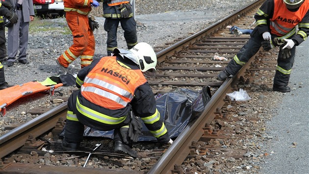 Vlak na trati u Dvora Králové srazil ženu, ta byla v kolejišti mimo železniční přejezd