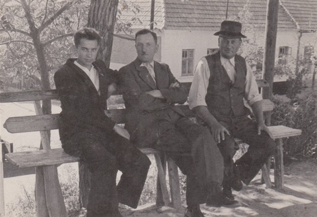 Fotografie Milana Hlobílka (zleva), jeho otce a strýce pochází jet ze...