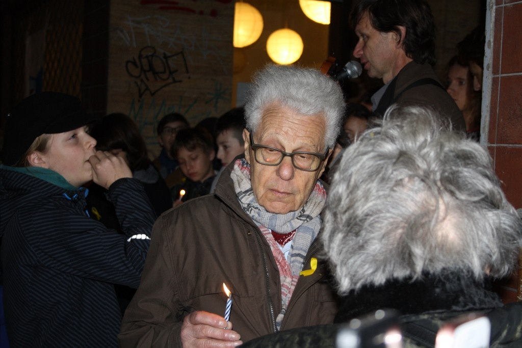 Erich Spitz (s ho�ící sví�kou) po slavnostním odhalení pam�tní desky Pavlu...