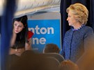 Hillary Clintonová a její dvrnice Huma Abedinová. (28.10.2016)