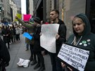Sympatizanti Hillary CLintonové protestují v ulicích New Yorku. (9.11.2016)