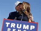 Donald Trump s manželkou Melanií na předvolebním mítinku v Severní Karolíně (5....