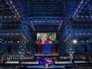 Obí pódium v sídle demokratického tábu v New Yorku eká na vystoupení Hillary...