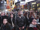 Obyvatelé New Yorku sledují sítání hlas (8. listopadu 2016)
