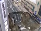 Kamera zachytila propad zem v japonské Fukuoce