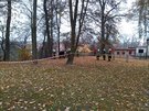 V zámeckém parku ve Vlaimi se sesula pda. Zniila jednu budovu a zavalila...