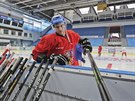 TAK KTEROU? eský útoník Tomá Hyka si vybírá na tréninku reprezentace hokejku.