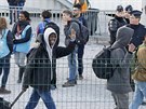 Francouzské úady zahájily pevoz mladistvých migrant z táboit u Calais...