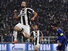 Argentinský útoník Gonzalo Higuaín slaví první branku Juventusu, kterou proti...