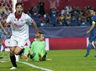 Fotbalista Sevilly Luciano Vietto se raduje z prvního gólu v zápase proti...