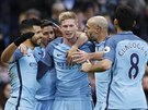 Fotbalisté Manchesteru City slaví gól Sergia Agüera (vlevo) v zápase proti...