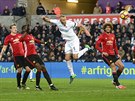 Mike van der Hoor ze Swansea sniuje v duelu s Manchesterem United na 1:3.