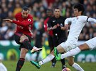 Útoník Manchesteru United Zlatan Ibrahimovi pálí na branku v zápase proti...