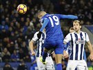 Útoník Leicesteru Islam Slimani dává gól v utkání proti West Bromwichi.