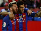 Lionel Messi a Luis Suárez oslavují gól Barcelony.