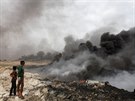 Ropná pole hoí nedaleko msta Mosul (1. listopadu 2016)